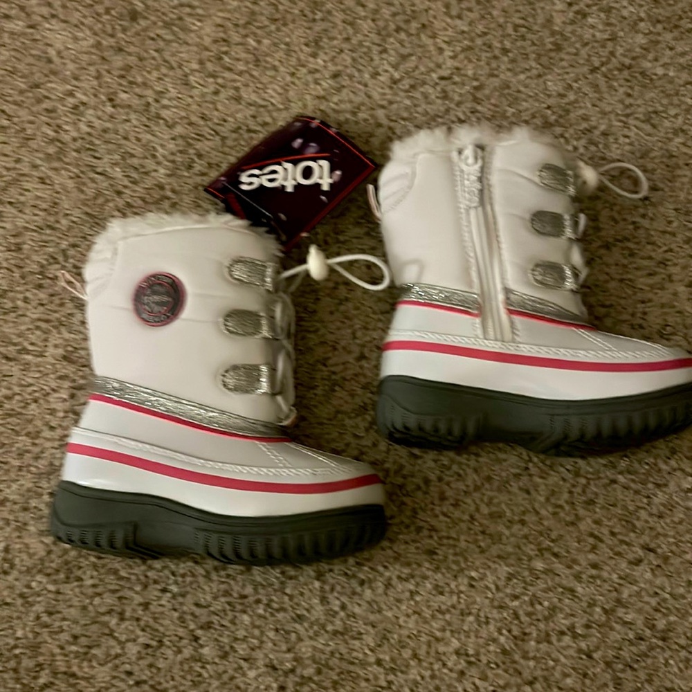 NWT Winter boots for young girls